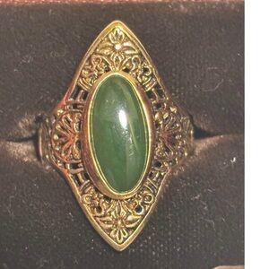 Elegant 18k Gold and Jade Filigree Ring